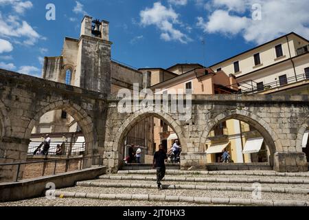 Aquädukt, Acquedotto Medievale, hinten die Chiesa di San Francesco della Scarpa, Sulmona, Provinz l’Aquila, région Abruzzen, Italien, Europe Banque D'Images