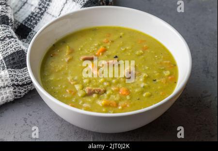 Soupe de pois et de jambon sur comptoir gris - photo Banque D'Images