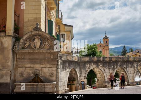 Brunnen Fontana Del Vecchio und Aquädukt, Acquedotto Medievale, hinten die Kirche Santa Chiara, Sulmona, Provinz l’Aquila, région Abruzzen, Italien Banque D'Images