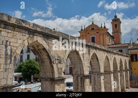 Aquädukt, Acquedotto Medievale, hinten die Kirche Santa Chiara, Sulmona, Provinz l’Aquila, région Abruzzen, Italien, Europe Banque D'Images