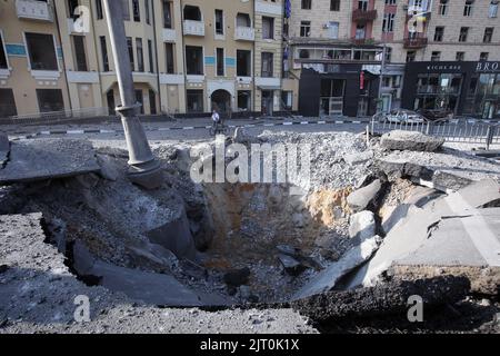 Kharkiv, Ukraine. 27th août 2022. KHARKIV, UKRAINE - le 27 AOÛT 2022 - le cratère tiré par une roquette des troupes russes est photographié près de la Maison des paysans dans le centre de Kharkiv, dans le nord-est de l'Ukraine. Credit: UKRINFORM/Alamy Live News Banque D'Images