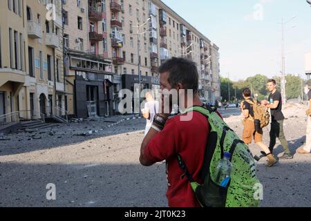 Kharkiv, Ukraine. 27th août 2022. KHARKIV, UKRAINE - 27 AOÛT 2022 - Un homme regarde les dommages causés par une attaque à la roquette des troupes russes dans le centre de Kharkiv, dans le nord-est de l'Ukraine crédit: UKRINFORM/Alay Live News Banque D'Images