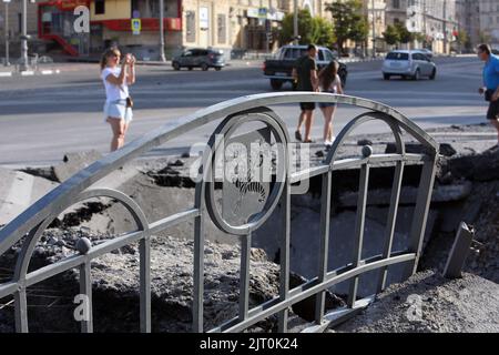 Kharkiv, Ukraine. 27th août 2022. KHARKIV, UKRAINE - 27 AOÛT 2022 - le cratère tiré par une fusée des troupes russes est photographié dans le centre de Kharkiv, dans le nord-est de l'Ukraine. Credit: UKRINFORM/Alamy Live News Banque D'Images