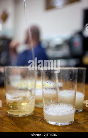 Txakoli, le vin blanc le plus typique du pays Basque, Espagne. Banque D'Images