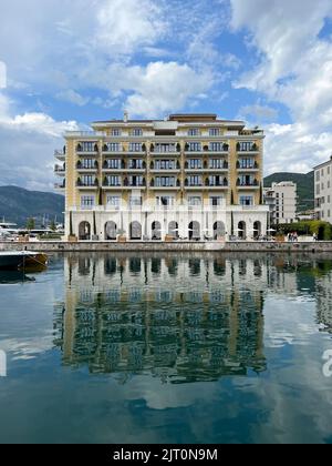 Budva, Monténégro - 27.08.22: Regent Hotel se reflète dans l'eau contre le ciel. Porto, Monténégro Banque D'Images