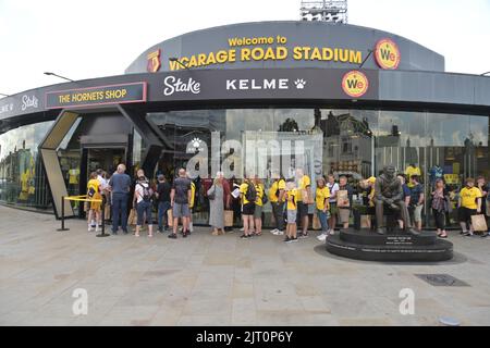 Des centaines de fans de Watford faisaient la queue au magasin Vicarage Road Stadium Hornets à l'heure du déjeuner, attendant de se mettre à la main sur le livre marquant le centenaire du club. Signé par l'historien Geoff Wicken, avec la légende du WFC Luther Blissett et le capitaine du club Tom Cleverley. Banque D'Images