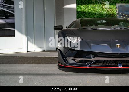 Une voiture de luxe Lamborghini Aventador SVJ noir mat Banque D'Images