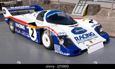 Circuit de Silverstone, Silverstone, Nr, Towcester, 27th août, 2022. L'une des huit voitures de course Porsche 956-007 du Groupe C, celle-ci, conduite, en période, par Derek Bell et Stefen Bellox. John Gaffen/Alamy Live News Banque D'Images