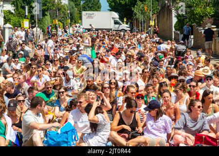 Les foules regardent la finale de tennis de Wimbledion sur grand écran à Northcote Road, Londres Banque D'Images