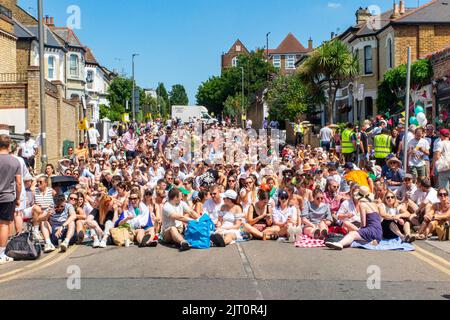 Les foules regardent la finale de tennis de Wimbledion sur grand écran à Northcote Road, Londres Banque D'Images