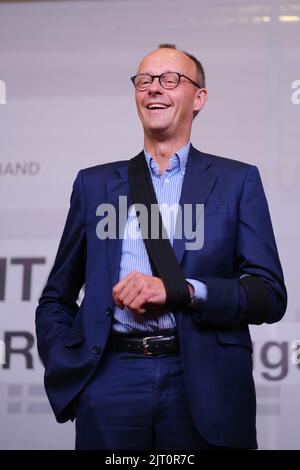 Wardenburg, Allemagne. 27th août 2022. Le président du parti CDU, Friedrich Merz, rit à la conférence du parti d'État de la CDU de Basse-Saxe à l'hôtel Wardenburger Hof. Credit: Markus Hibbeler/dpa/Alay Live News Banque D'Images