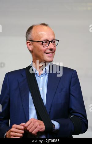 Wardenburg, Allemagne. 27th août 2022. Le président du parti CDU, Friedrich Merz, rit à la conférence du parti d'État de la CDU de Basse-Saxe à l'hôtel Wardenburger Hof. Credit: Markus Hibbeler/dpa/Alay Live News Banque D'Images