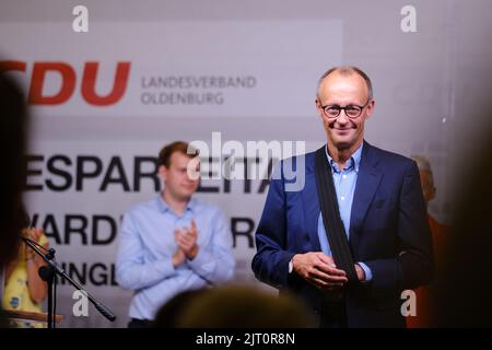 Wardenburg, Allemagne. 27th août 2022. Le président du parti CDU, Friedrich Merz, rit à la conférence du parti d'État de la CDU de Basse-Saxe à l'hôtel Wardenburger Hof. Credit: Markus Hibbeler/dpa/Alay Live News Banque D'Images