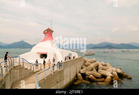 Oedo Botania, 13 août 2022 : le quai d'Oedo Botania, un parc botanique marin de Geoje, province de Gyeongsang Sud, à environ 333 km (207 miles) au sud de Séoul, Corée du Sud. Le jardin botanique marin est situé sur une île dans le parc national de Hallyeohaesang entre Tongyeong et l'île de Geoje et il est accessible en croisière depuis l'île de Geoje. Botania est un mot composé de 'botanique' et 'utopie'. Oedo Botania a commencé comme un jardin privé il y a plus de 30 ans et toute l'île est décorée avec des jardins de style européen et l'architecture. Credit: Lee Jae-won/AFLO/Alay Live News Banque D'Images