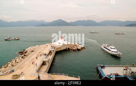 Oedo Botania, 13 août 2022 : le quai d'Oedo Botania, un parc botanique marin de Geoje, province de Gyeongsang Sud, à environ 333 km (207 miles) au sud de Séoul, Corée du Sud. Le jardin botanique marin est situé sur une île dans le parc national de Hallyeohaesang entre Tongyeong et l'île de Geoje et il est accessible en croisière depuis l'île de Geoje. Botania est un mot composé de 'botanique' et 'utopie'. Oedo Botania a commencé comme un jardin privé il y a plus de 30 ans et toute l'île est décorée avec des jardins de style européen et l'architecture. Credit: Lee Jae-won/AFLO/Alay Live News Banque D'Images