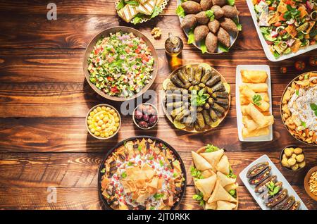 Cuisine arabe ; plats traditionnels du Moyen-Orient et meze variés. Feuilles de vigne, kibbeh, fatteh de poulet, rouleaux de printemps, sambusak, kibbeh et makdous. Banque D'Images