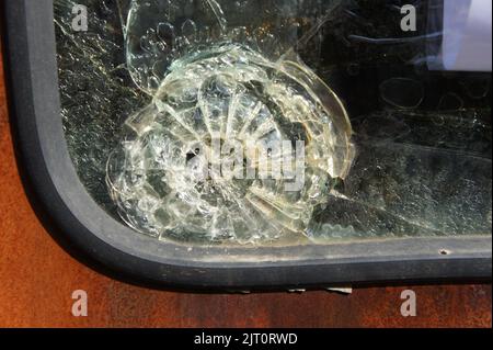 Verre blindé après un coup direct d'une arme automatique. Verre de sécurité après avoir été frappé par une balle. Voiture blindée en verre antichoc après coup de feu. T Banque D'Images