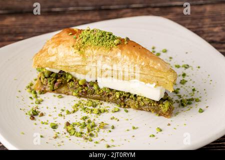 Tranche de carottes, baklava et pistache. Dessert traditionnel turc. Nom turc havuc dilimi Banque D'Images