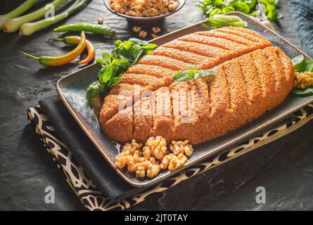 Cuisine arabe; plat traditionnel du Moyen-Orient 'Kibbeh Nayyeh' ou 'Raw Kibbeh'. Il s'agit d'une célèbre mézze de Levantine de blé bulgur et d'épices. Banque D'Images