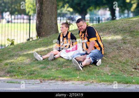 Hull, Royaume-Uni. 26th août 2022. Les fans de Hull City attendent devant le stade à Hull, Royaume-Uni, le 8/26/2022. (Photo par Ben Early/News Images/Sipa USA) crédit: SIPA USA/Alay Live News Banque D'Images