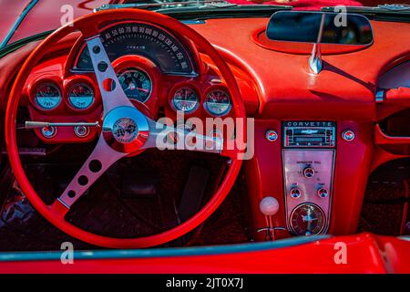 Statesboro, GA - 17 mai 2014 : tableau de bord et intérieur de la Corvette cabriolet 1962 de Chevrolet. Banque D'Images