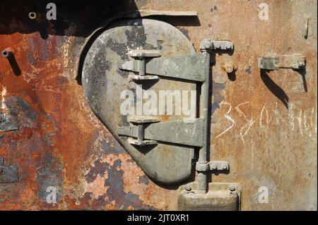 Gros plan des détails de l'ancien équipement militaire détruit. Matériel russe détruit transformé en ferraille. Pendant la bataille, l'armée russe equi Banque D'Images