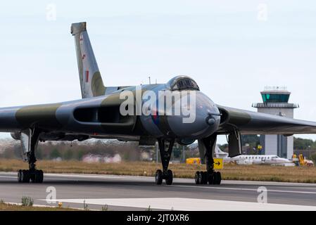 Aéroport de Londres Southend, Essex, Royaume-Uni. 27th août 2022. Le numéro de série XL426 de l’Avro Vulcan B2, «V bomber», a effectué son vol inaugural le 23 août 1962, rejoignant bientôt la Royal Air Force dans le cadre de sa dissuasion nucléaire et servant divers escadrons jusqu’à sa retraite en 1986. XL426 a passé ses deux dernières années de service à s'afficher dans les salons de l'air. L'avion a été livré à un acheteur privé à l'aéroport de Southend et est devenu plus tard la propriété de l'organisme caritatif Vulcan Restoration Trust qui l'a restauré à l'état de sol à grande vitesse, comme exposé aujourd'hui pour célébrer son anniversaire de 60th Banque D'Images