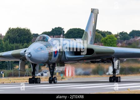 Aéroport de Londres Southend, Essex, Royaume-Uni. 27th août 2022. Le numéro de série XL426 de l’Avro Vulcan B2, «V bomber», a effectué son vol inaugural le 23 août 1962, rejoignant bientôt la Royal Air Force dans le cadre de sa dissuasion nucléaire et servant divers escadrons jusqu’à sa retraite en 1986. XL426 a passé ses deux dernières années de service à s'afficher dans les salons de l'air. L'avion a été livré à un acheteur privé à l'aéroport de Southend et est devenu plus tard la propriété de l'organisme caritatif Vulcan Restoration Trust qui l'a restauré à l'état de sol à grande vitesse, comme exposé aujourd'hui pour célébrer son anniversaire de 60th Banque D'Images