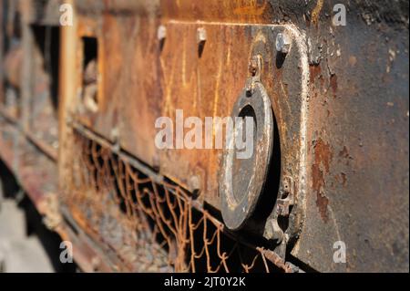Gros plan des détails de l'ancien équipement militaire détruit. Matériel russe détruit transformé en ferraille. Pendant la bataille, l'armée russe equi Banque D'Images