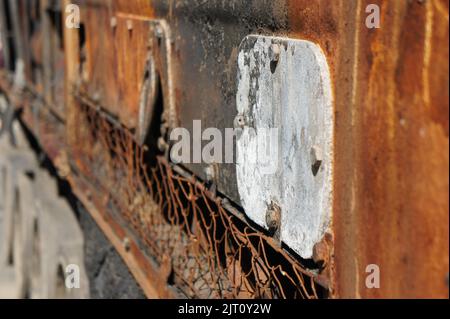 Gros plan des détails de l'ancien équipement militaire détruit. Matériel russe détruit transformé en ferraille. Pendant la bataille, l'armée russe equi Banque D'Images