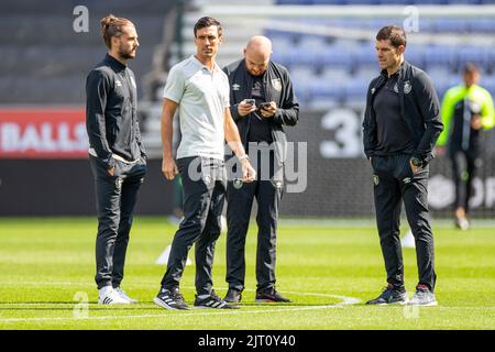 Les joueurs de Burnley inspectent le terrain lors du match de championnat Sky Bet entre Wigan Athletic et Burnley au stade DW, Wigan, le samedi 27th août 2022. (Credit: Mike Morese | MI News) lors du match de championnat Sky Bet entre Wigan Athletic et Burnley au DW Stadium, Wigan, le samedi 27th août 2022. (Crédit : Mike Morese | MI News) crédit : MI News & Sport /Alay Live News Banque D'Images