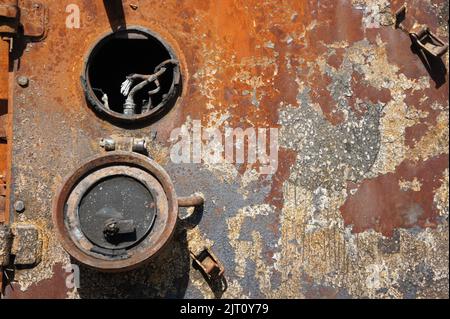 Gros plan des détails de l'ancien équipement militaire détruit. Matériel russe détruit transformé en ferraille. Pendant la bataille, l'armée russe equi Banque D'Images