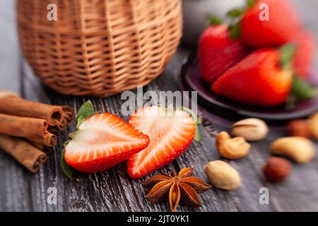 fraise tranché sur fond de bois Banque D'Images