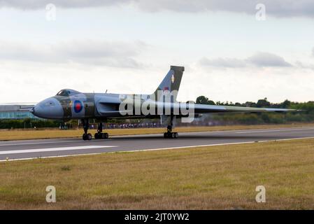 Aéroport de Londres Southend, Essex, Royaume-Uni. 27th août 2022. Le numéro de série XL426 de l’Avro Vulcan B2, «V bomber», a effectué son vol inaugural le 23 août 1962, rejoignant bientôt la Royal Air Force dans le cadre de sa dissuasion nucléaire et servant divers escadrons jusqu’à sa retraite en 1986. XL426 a passé ses deux dernières années de service à s'afficher dans les salons de l'air. L'avion a été livré à un acheteur privé à l'aéroport de Southend et est devenu plus tard la propriété de l'organisme caritatif Vulcan Restoration Trust qui l'a restauré à l'état de sol à grande vitesse, comme exposé aujourd'hui pour célébrer son anniversaire de 60th Banque D'Images