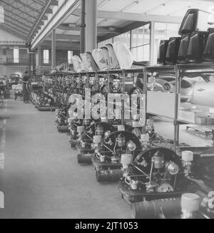 L'histoire de Porsche. Une vue rare de l'usine automobile Porsche de Stuttgart en Allemagne en 1950s. Dans le bâtiment d'usine, les pièces de voiture Porsche sont visibles dans un stockage BES utilisé dans différents modèles Porsche sur une chaîne de montage où les travailleurs installent et mettent les voitures Porsche ensemble. 1951. Banque D'Images