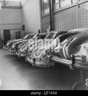 L'histoire de Porsche. Une vue rare de l'usine automobile Porsche de Stuttgart en Allemagne en 1950s. Dans le bâtiment de l'usine, les voitures Porsche sont garées à différents stades de production. 1951. Banque D'Images