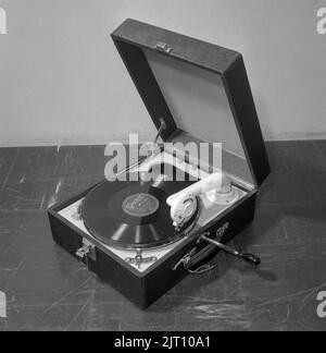 Gramophone. Un gramophone portable. Le gramophone pratique tient dans un cas et vous l'apporteriez en vacances ou en voyageant dans le 1920s à la fin de 1950s. Il est actionné en l'enroulant vers le haut à l'aide d'un levier. L'enregistrement est alors lu. Lorsque vous entendez que l'enregistrement commence à ralentir, vous savez que vous devez vous enrouler à nouveau. Les enregistrements ont été faits de matériaux fragiles et la vitesse de l'enregistrement à sonner comme il devrait être de 78 tours par minute. Suède 1953 Conard réf. 2273 Banque D'Images