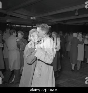 Danse dans le 1950s. Un jeune couple danse et se déplace à la musique sur une piste de danse extérieure. Suède 1953 Conard réf. 2402 Banque D'Images