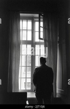 Dans le 1950s. Un intérieur d'un hôpital psychiatrique où un patient est vu debout en regardant par la fenêtre. Les principes de la prise en charge des personnes ayant des problèmes psychologiques étaient très différents d'aujourd'hui. Les médicaments et les traitements étaient souvent expérimentaux. Suède 1953. Kristoffersson réf. 1A-39 Banque D'Images