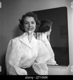 May-Louise Frances Flodin. 1934-2011. La reine suédoise de modèle et de beauté qui a remporté le concours de beauté Miss monde 1952 représentant la Suède. Il a été organisé dans la salle Lyceum Ballroom à Londres le 14 1952 novembre, un concours initié par l'anglais Eric Morley. Onze participants y ont participé. C'était alors la deuxième fois que se tenait le concours de beauté Miss monde et c'était la deuxième fois qu'une suédoise gagnait. La première reine de beauté jamais voté était Kiki Håkansson 1951. Kristoffersson réf. BH95-9 Banque D'Images