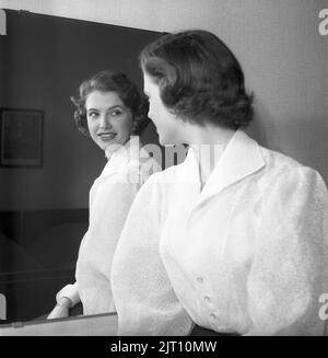 May-Louise Frances Flodin. 1934-2011. La reine suédoise de modèle et de beauté qui a remporté le concours de beauté Miss monde 1952 représentant la Suède. Il a été organisé dans la salle Lyceum Ballroom à Londres le 14 1952 novembre, un concours initié par l'anglais Eric Morley. Onze participants y ont participé. C'était alors la deuxième fois que se tenait le concours de beauté Miss monde et c'était la deuxième fois qu'une suédoise gagnait. La première reine de beauté jamais voté était Kiki Håkansson 1951. Kristoffersson réf. BH95-12 Banque D'Images