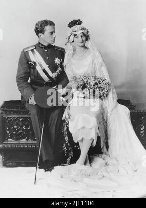 Princesse Astrid de Suède. 17 novembre 1905 - 29 août 1935. Elle était reine de Belgique et la première femme du roi Léopold III À l'origine princesse de Suède de la maison de Bernadotte. Au cours d'un trajet en voiture le 29 1935 août, elle a été tuée. Photo ici après leur mariage 1926. Elle a une belle robe de mariage et des fleurs sur ses genoux avec Leopold la bassider en uniforme. Banque D'Images