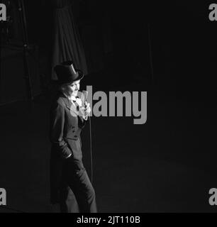 Marlene Dietrich. Né le 27 décembre 1901 - 6 mai 1992. Actrice et chanteuse américaine d'origine allemande dont la carrière s'est étendue de 1910s à 1980s. Photographié lors d'une représentation à Stockholm 1960 portant une tenue, un chapeau et des queues Dietrich typiques. Banque D'Images