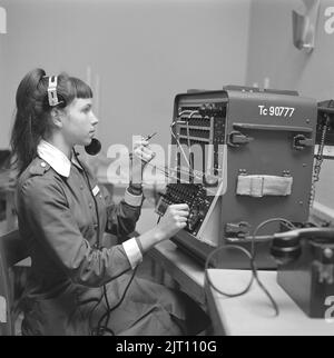 Femmes faisant partie de la garde à domicile suédoise pratiquant 1962. Lottorna est une organisation de défense auxiliaire de la Garde nationale suédoise, qui fait partie des forces armées suédoises. L'image montre une fille au standard d'appels entrants sortants et de messages pendant l'entraînement militaire. Banque D'Images