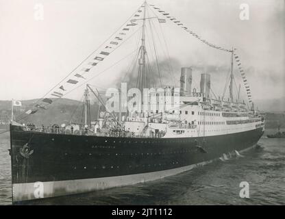 L'année est 1925. Le navire de ligne suédois américain M/S Gripsholm quitte le port de Göteborg lors de son premier voyage au-dessus de l'Atlantique jusqu'à New York. À l'époque, le navire Gripsholm était considéré comme l'un des navires les plus luxueux de l'Atlantique avec une longueur de 168,5 mètres. Les personnes célèbres de l'époque voyageaient avec elle. Banque D'Images