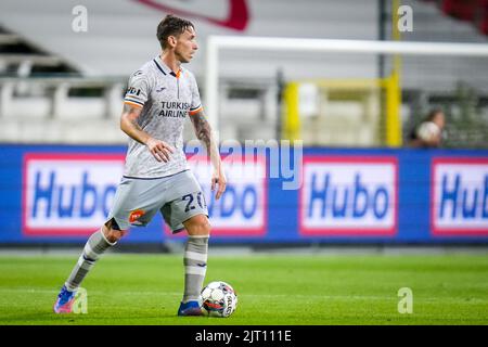 ANVERS, BELGIQUE - AOÛT 25 : Lucas Biglia d'Istanbul Basaksehir dribbles avec le ballon avant la Ligue des conférences de l'UEFA deuxième match de la coupe entre le FC royal d'Anvers et Istanbul Basaksehir au Bosuilstadion sur 25 août 2022 à Anvers, Belgique (photo de René Nijhuis/Orange Pictures) Banque D'Images