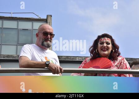 Manchester, Royaume-Uni. 27th août 2022. Les participants sur le pont supérieur de l'autobus à toit ouvert ITV se tiennent prêts à participer au défilé de la fierté LGBTQ+, dans le centre de Manchester, au Royaume-Uni, alors que la fierté LGBTQ+ se poursuit pendant le week-end des fêtes de banque du 26th au 29th août. Crédit : Terry Waller/Alay Live News Banque D'Images