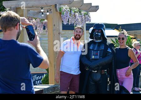 Clevedon, Royaume-Uni. 27th août 2022. LORS d'un après-midi très chaud au week-end de vacances de Clevedon North Somerset Bank, les Stormtroopers de Star Wars sont vus marcher le long du front de mer s'arrêtant pour des selfies avec des visiteurs prenant des photos d'eux-mêmes et d'enfants. Storm Troopers collecte des fonds pour l'hôpital pour enfants. Crédit photo : Robert Timoney/Alay Live News Banque D'Images