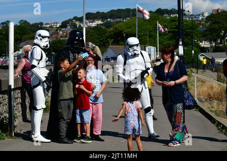 Clevedon, Royaume-Uni. 27th août 2022. LORS d'un après-midi très chaud au week-end de vacances de Clevedon North Somerset Bank, les Stormtroopers de Star Wars sont vus marcher le long du front de mer s'arrêtant pour des selfies avec des visiteurs prenant des photos d'eux-mêmes et d'enfants. Storm Troopers collecte des fonds pour l'hôpital pour enfants. Crédit photo : Robert Timoney/Alay Live News Banque D'Images