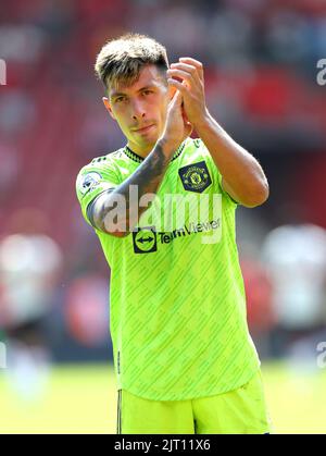 Lisandro Martinez, de Manchester United, applaudit les fans à la fin du match de la Premier League au stade St Mary's, à Southampton. Date de la photo: Samedi 27 août 2022. Banque D'Images